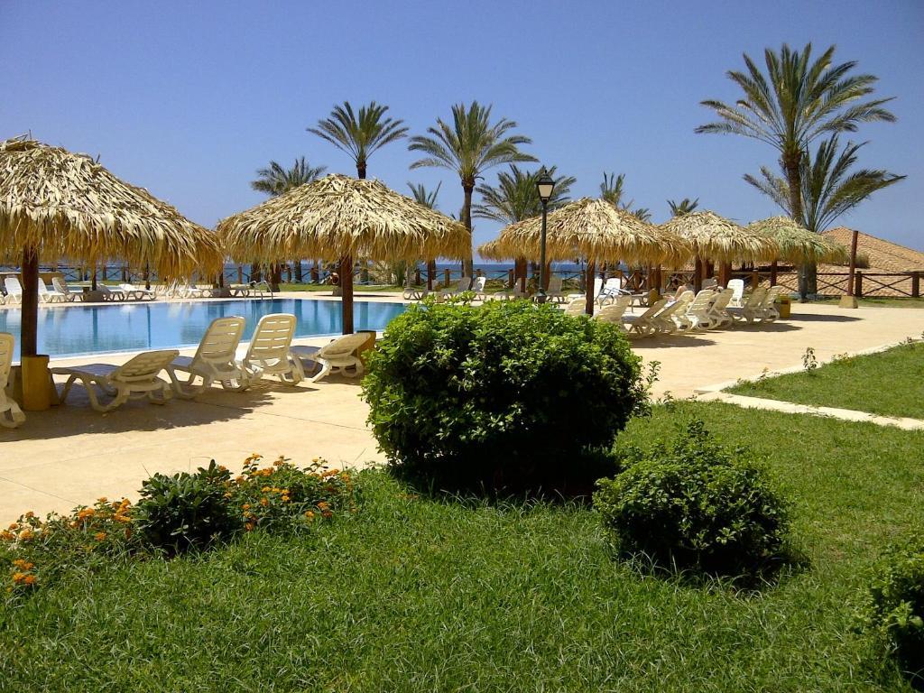 Sawary Beach Hotel บาทรูน ภายนอก รูปภาพ