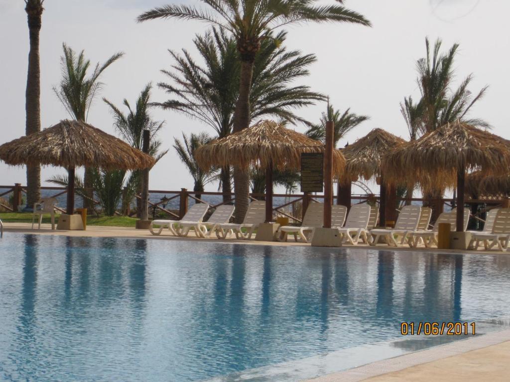 Sawary Beach Hotel บาทรูน ภายนอก รูปภาพ