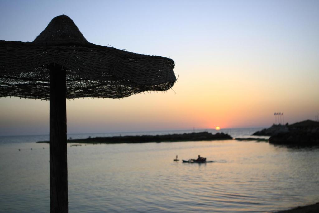 Sawary Beach Hotel บาทรูน ภายนอก รูปภาพ