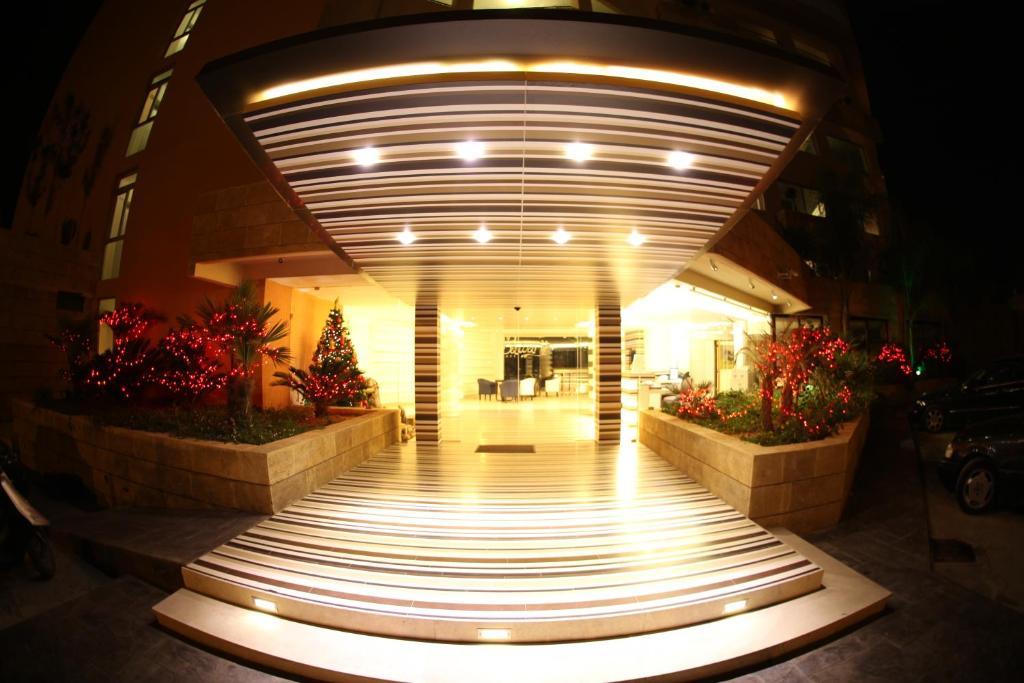 Sawary Beach Hotel บาทรูน ภายนอก รูปภาพ