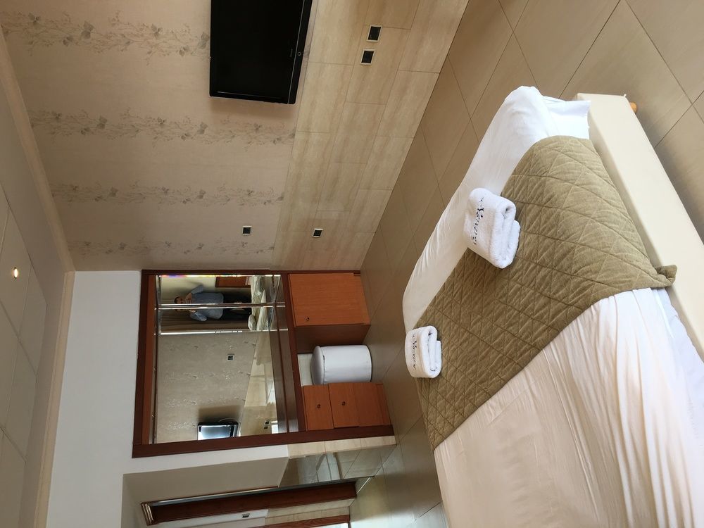 Sawary Beach Hotel บาทรูน ภายนอก รูปภาพ