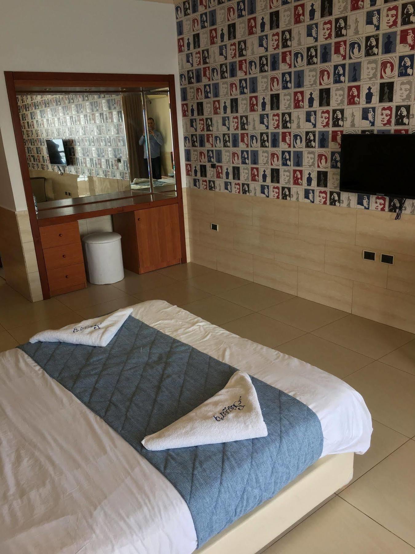 Sawary Beach Hotel บาทรูน ภายนอก รูปภาพ