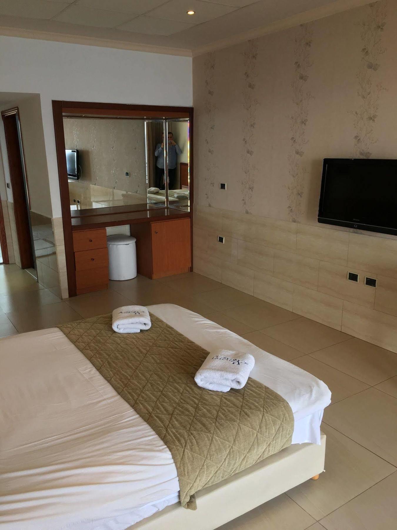 Sawary Beach Hotel บาทรูน ภายนอก รูปภาพ