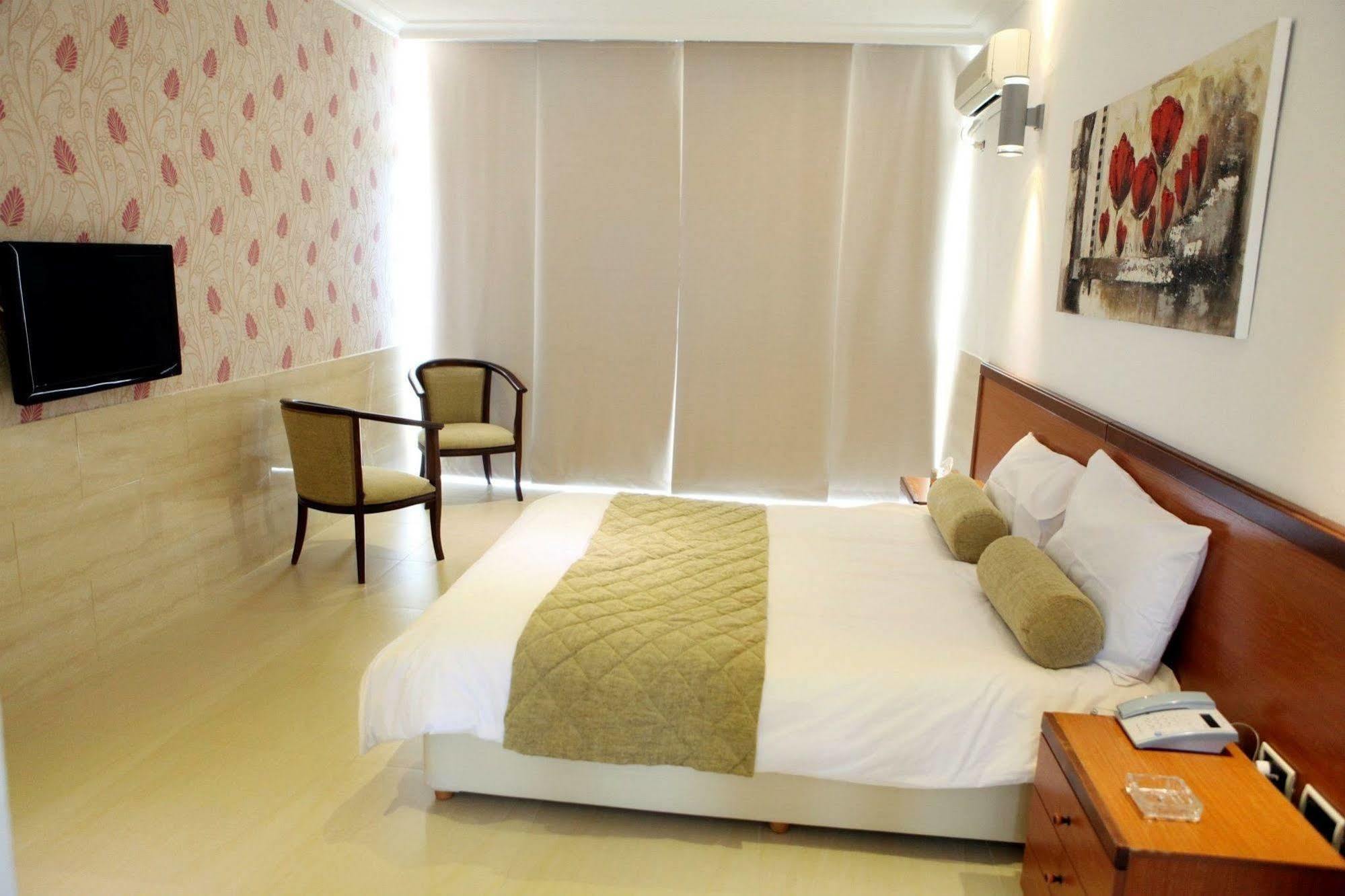 Sawary Beach Hotel บาทรูน ภายนอก รูปภาพ