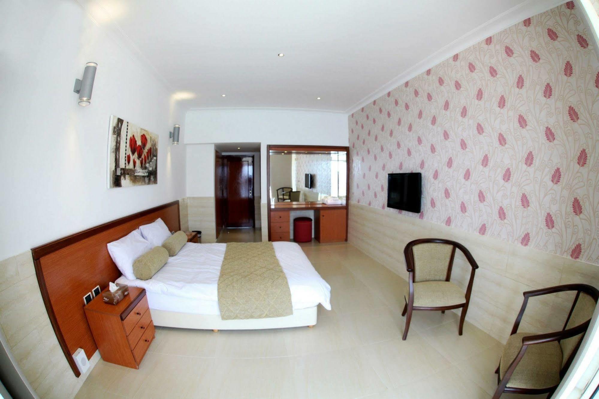 Sawary Beach Hotel บาทรูน ภายนอก รูปภาพ